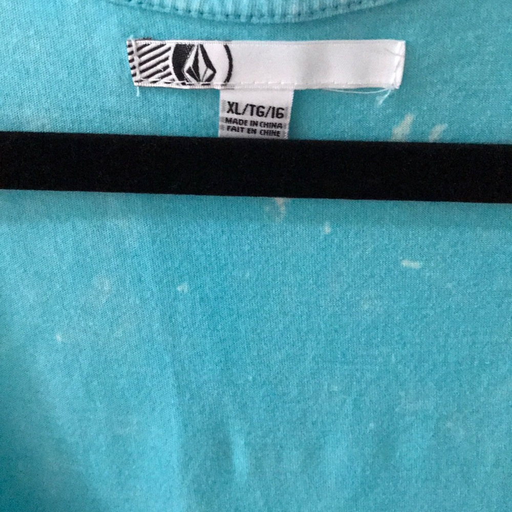 Volcom tank - Picture 2 of 4